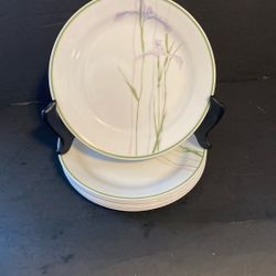 Eight Corelle dessert plates