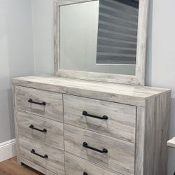 Ashley‘s Dresser With Matching Mirror- Great Condition