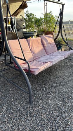 Swinging bench
