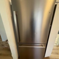 Hisense 17.2-cu ft Bottom-Freezer Refrigerator ENERGY STAR Certified