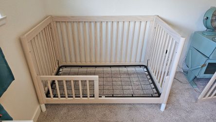 Convertible baby crib/toddler bed