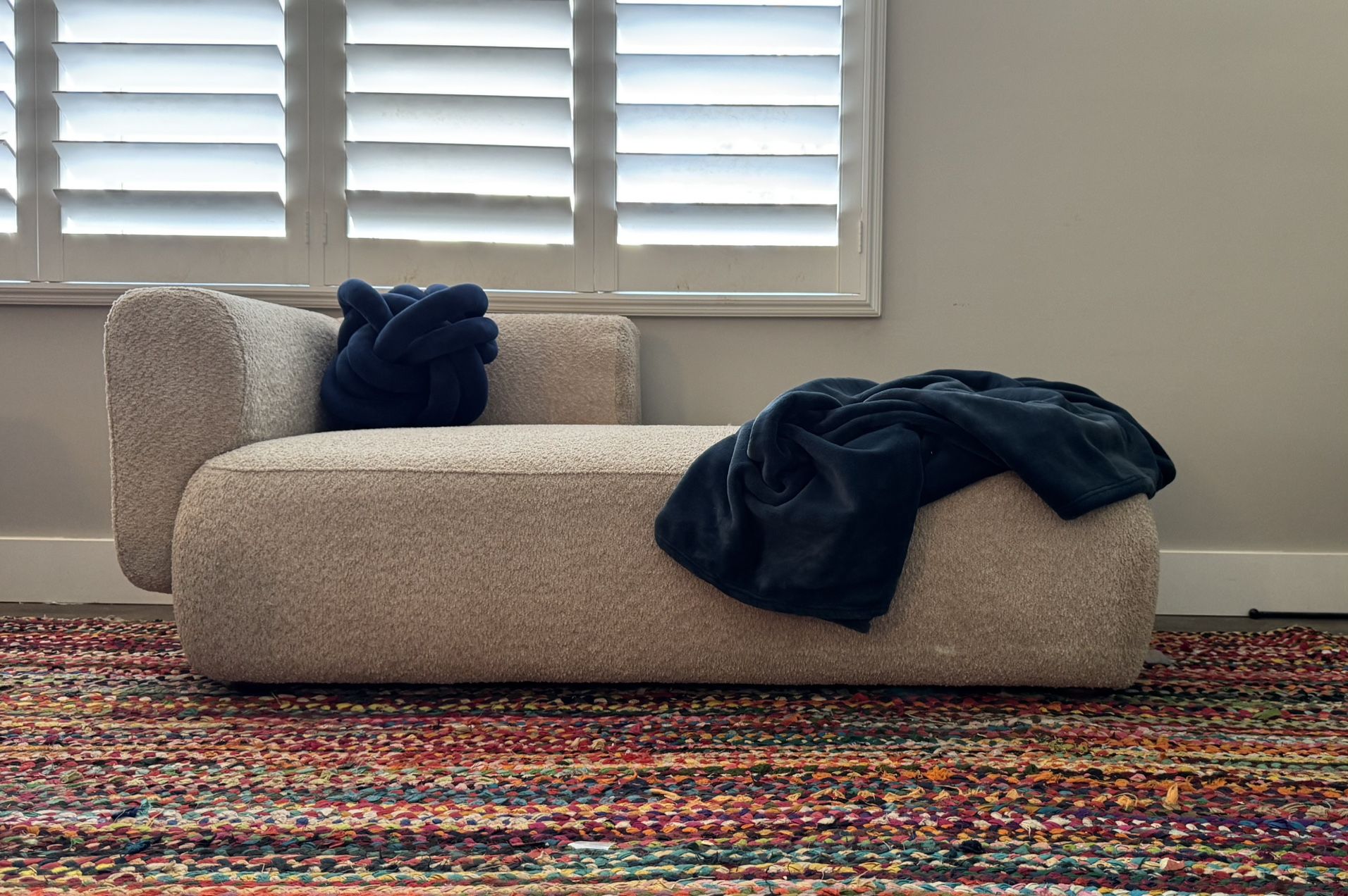 ⸻ 🛋️ Modern Cream Bouclé Chaise Lounge – Brand New