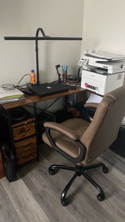 Escritorio con silla y lámpara