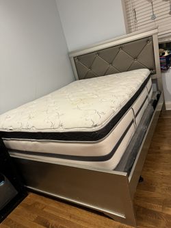 Queen Beds With Bottom Buck  