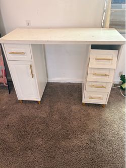 Nail desk