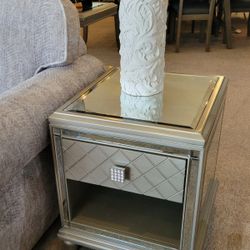 Platinum End Table w/ Mirror Top