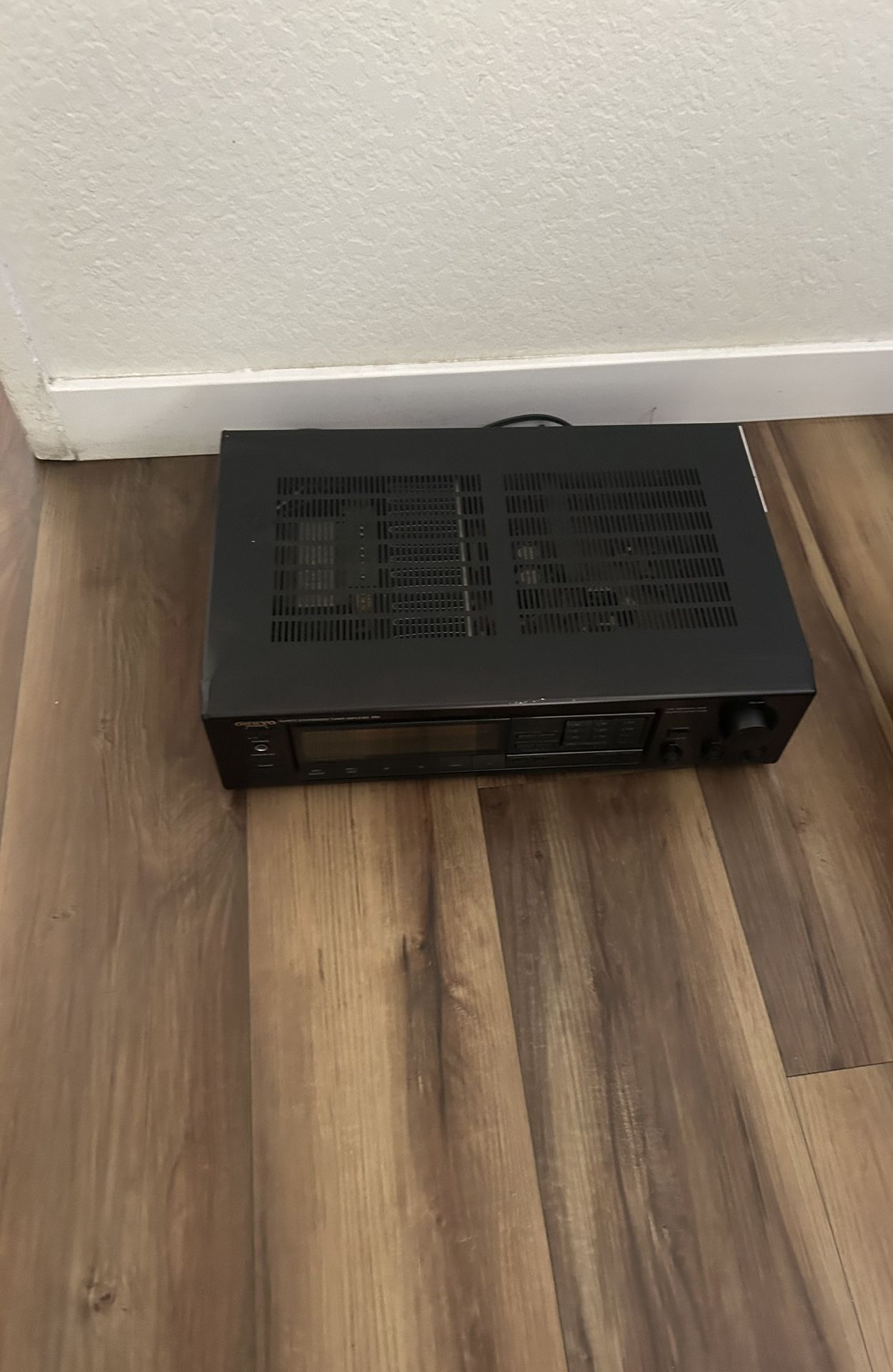 Vintage onkyo quartz synthesized tuner amplifier