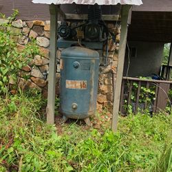 Old Stand Up AIR COMPRESSOR