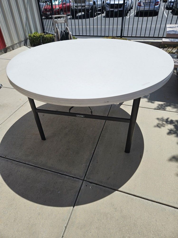 12 FOLDING TABLES LIKE NEW