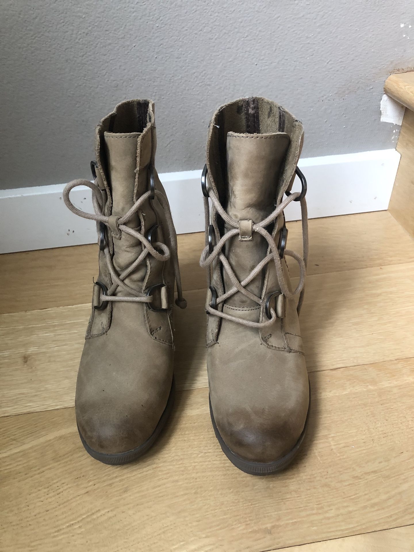 Sorel Wedge Boots Sz 8