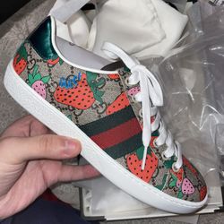 Gucci Strawberry Women’s Shoe Size 36 (6)
