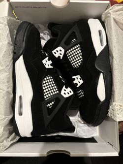 Air Jordan 4 Retro White Thunder Iconic Style Footwear