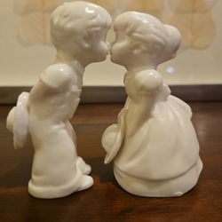 Vintage Porcelain Kissing Couple Figurines – White Romantic Decor
