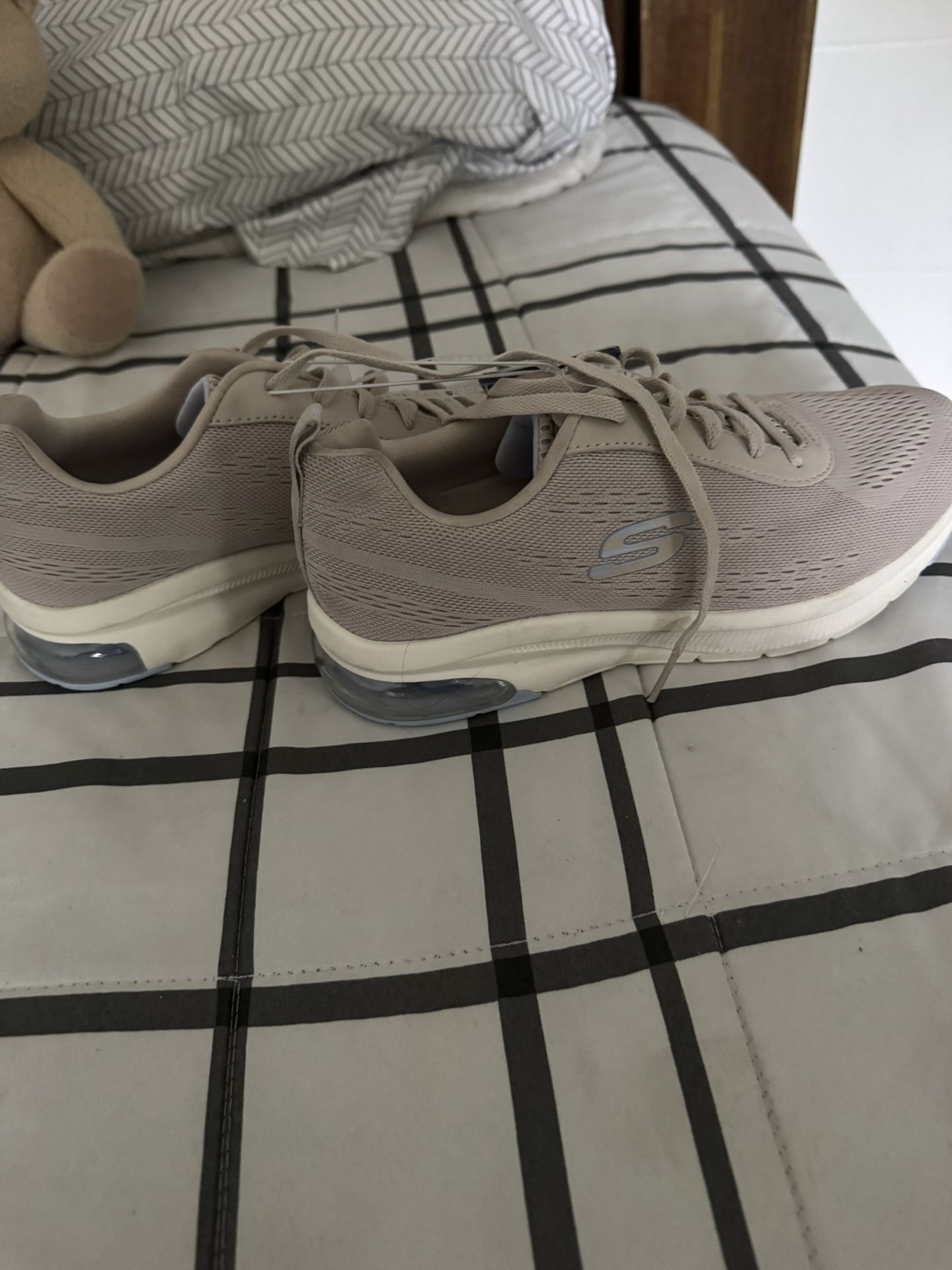 Tan and cream Skechers sneakers #Skechers #TanAndCream Size 8