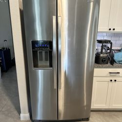 Whirlpool 28.4-cu ft Side-by-Side Refrigerator with Ice Maker, Water and Ice Dispenser 