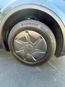 Set of tires and wheels Tesla model Y 2026
