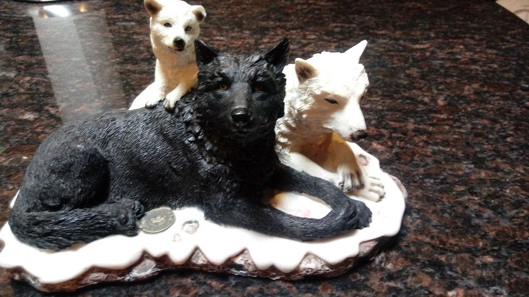 Canadian wilderness Wild wolf ceramic .