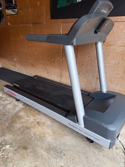 Life fitness treadmill