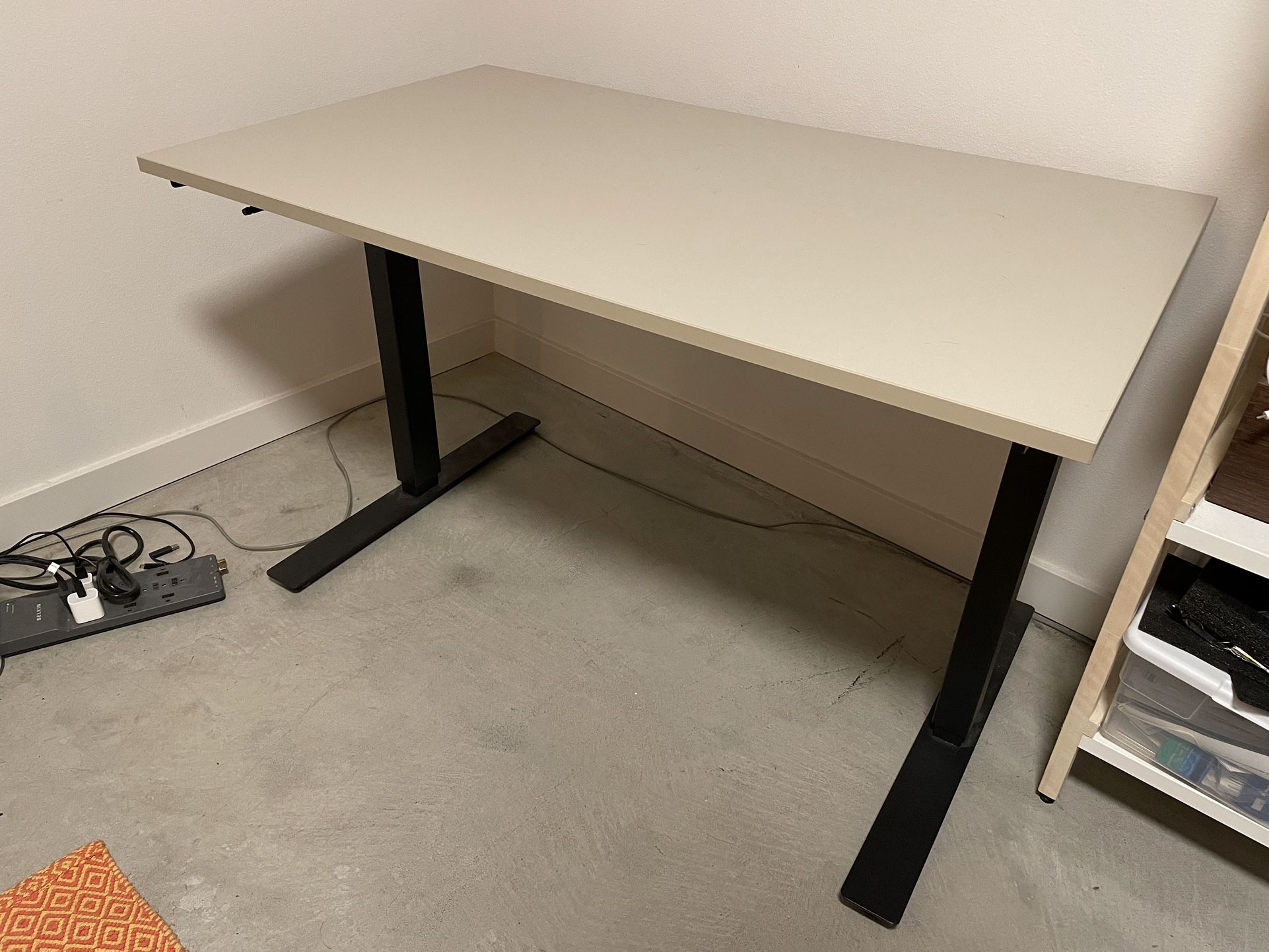 TROTTEN Desk sit/stand, beige/anthracite, 63x31 1/2 "