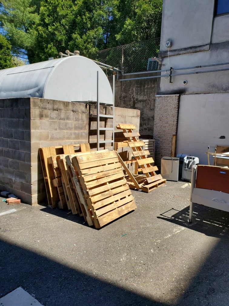 Free Wooden Pallets