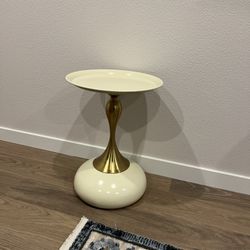 Small Waist Table with a Circular Edge