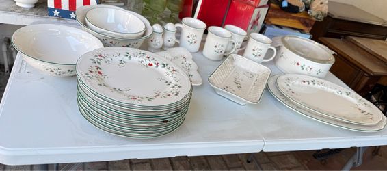 Pfaltzgraff winterberry set