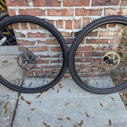 Wheelset with Disc Brakes, cassette and 700 x 40C Tires