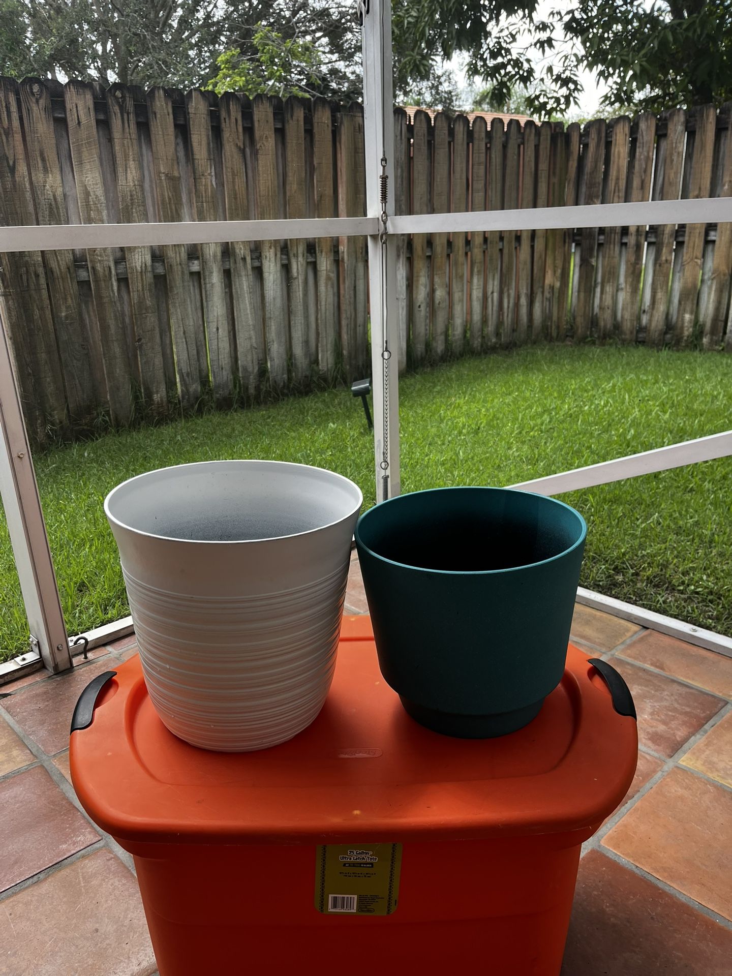 2 Plastic plant pots ( Med - Large size ) 