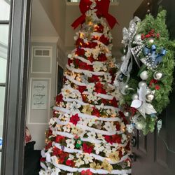 13 Ft Christmas Tree And Decorations Seen In Pic