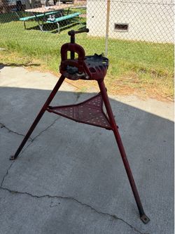 RIDGID No. 40A Tristand Portable Yoke Pipe Vise (1/8" - 2 1/2")