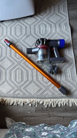 Dyson V8