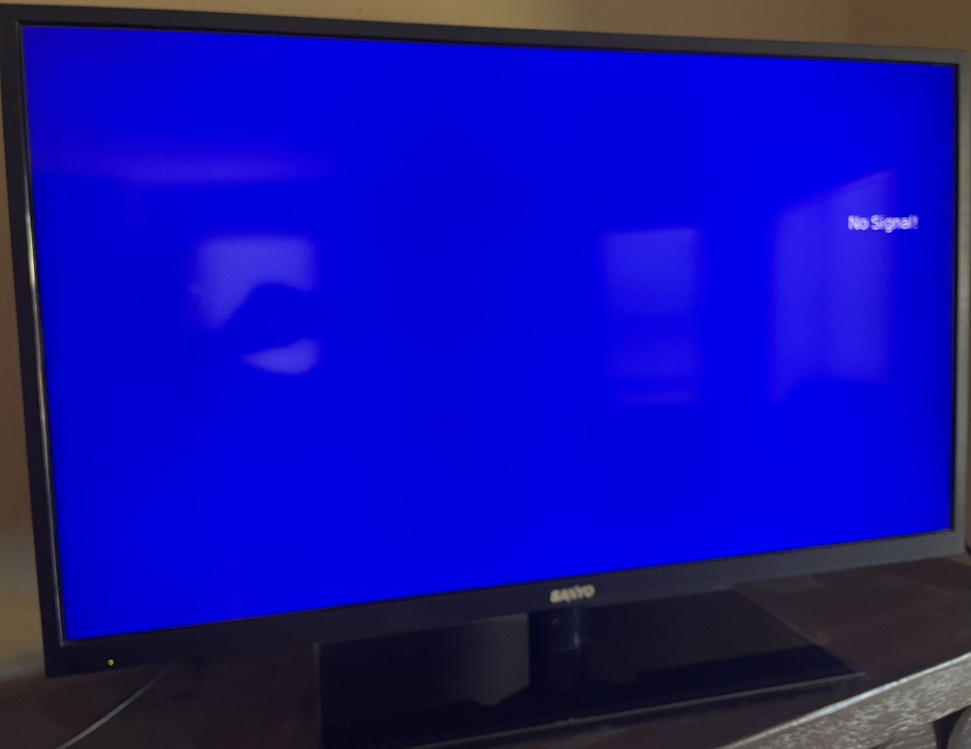43” Sanyo Tv Screen With Remote