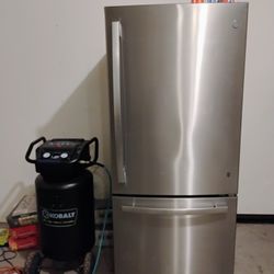 GE Stainless Refrigerator $100