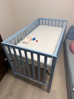 Crib w/ waterproof mattress