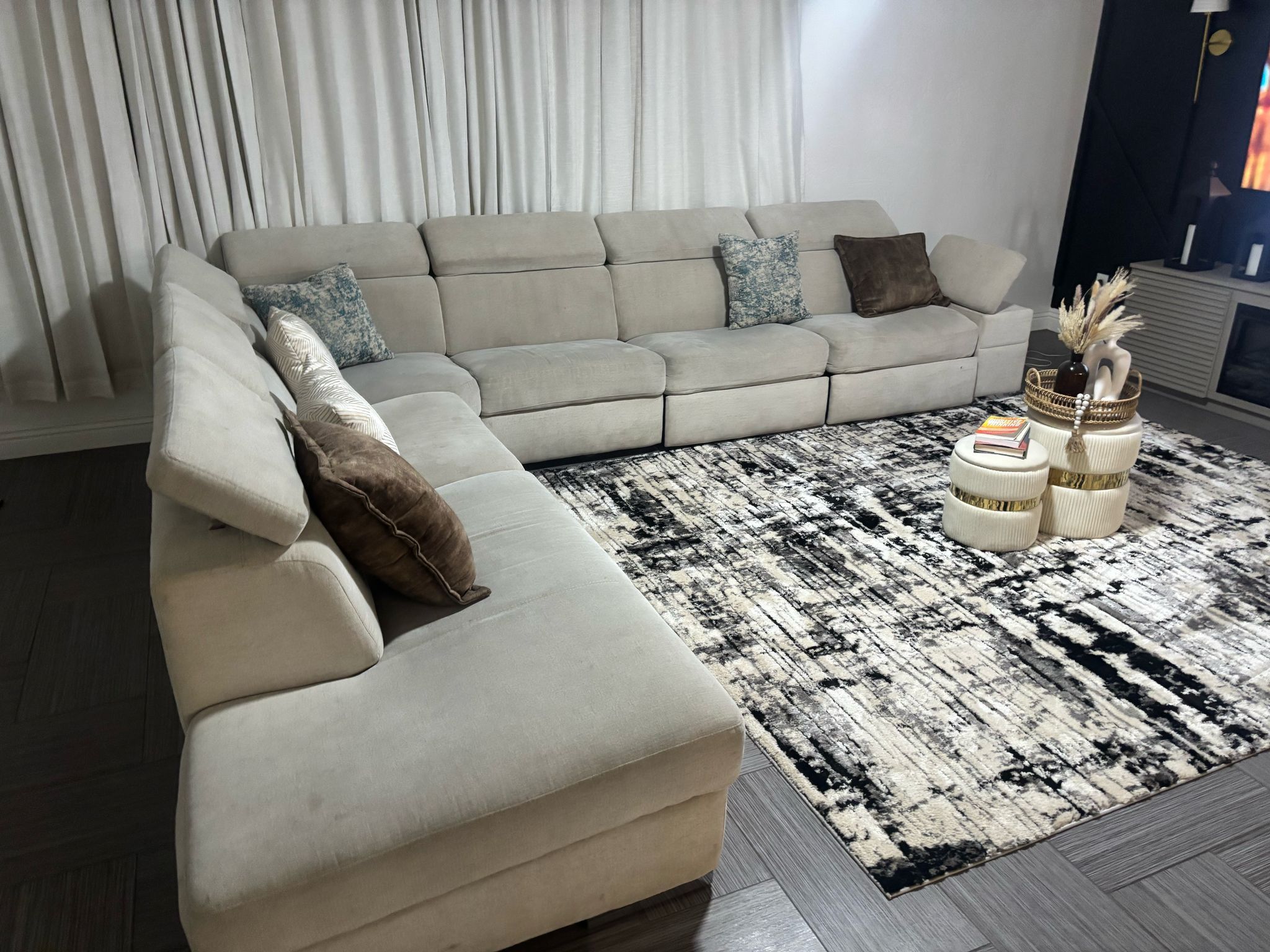 Sectional / Living Room Couches