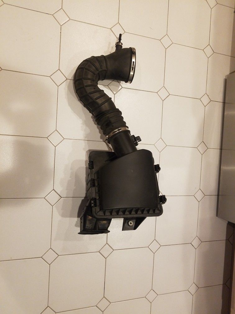 Air cleaner box 2007 Ford Mustang GT