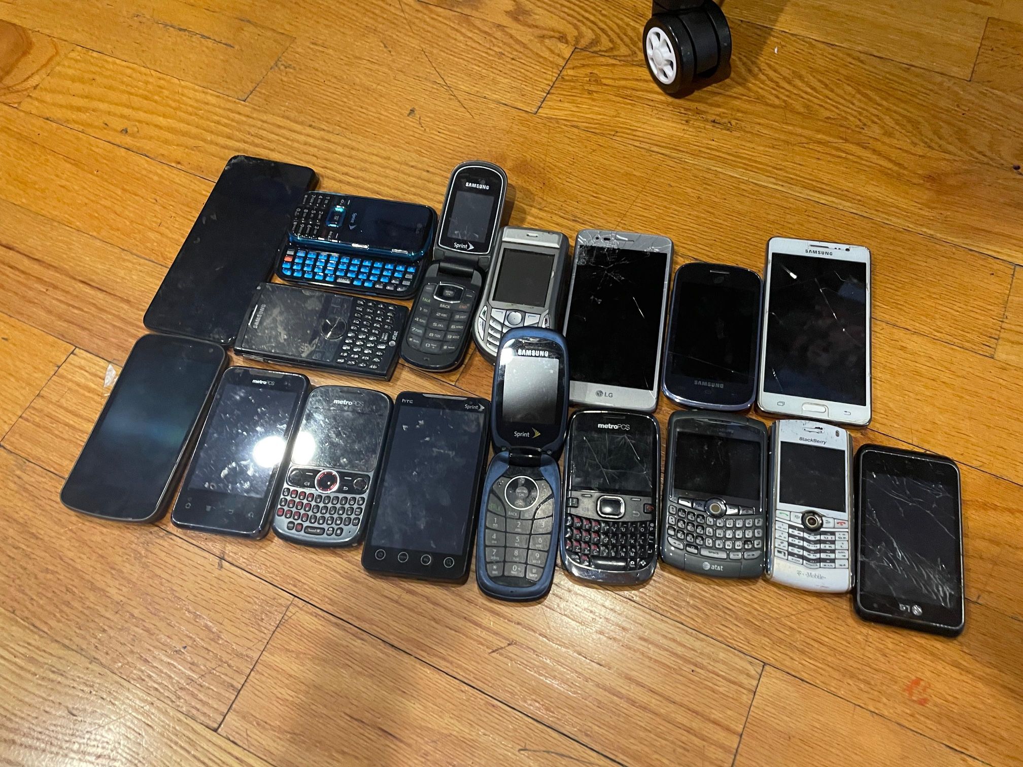 OLD phones Blackberry, Samsung