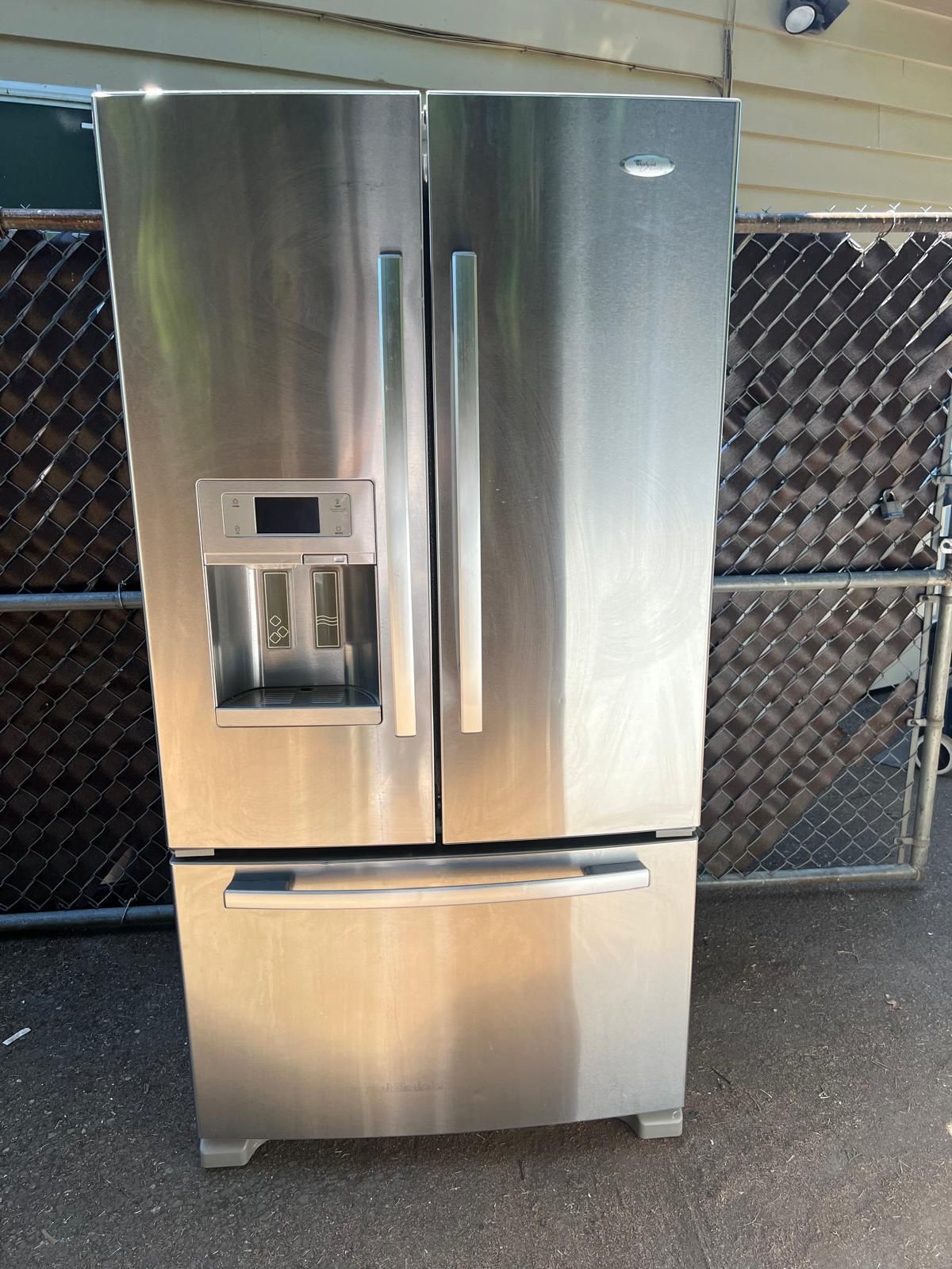 Whirlpool refrigerator in excellent condition🧊