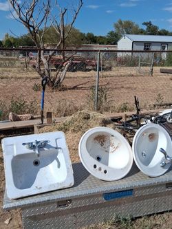 Good sink no cracks or chips