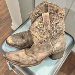 Women's Vintage Frye Boots Size 7. Great condition would make a fin Christmas gift!