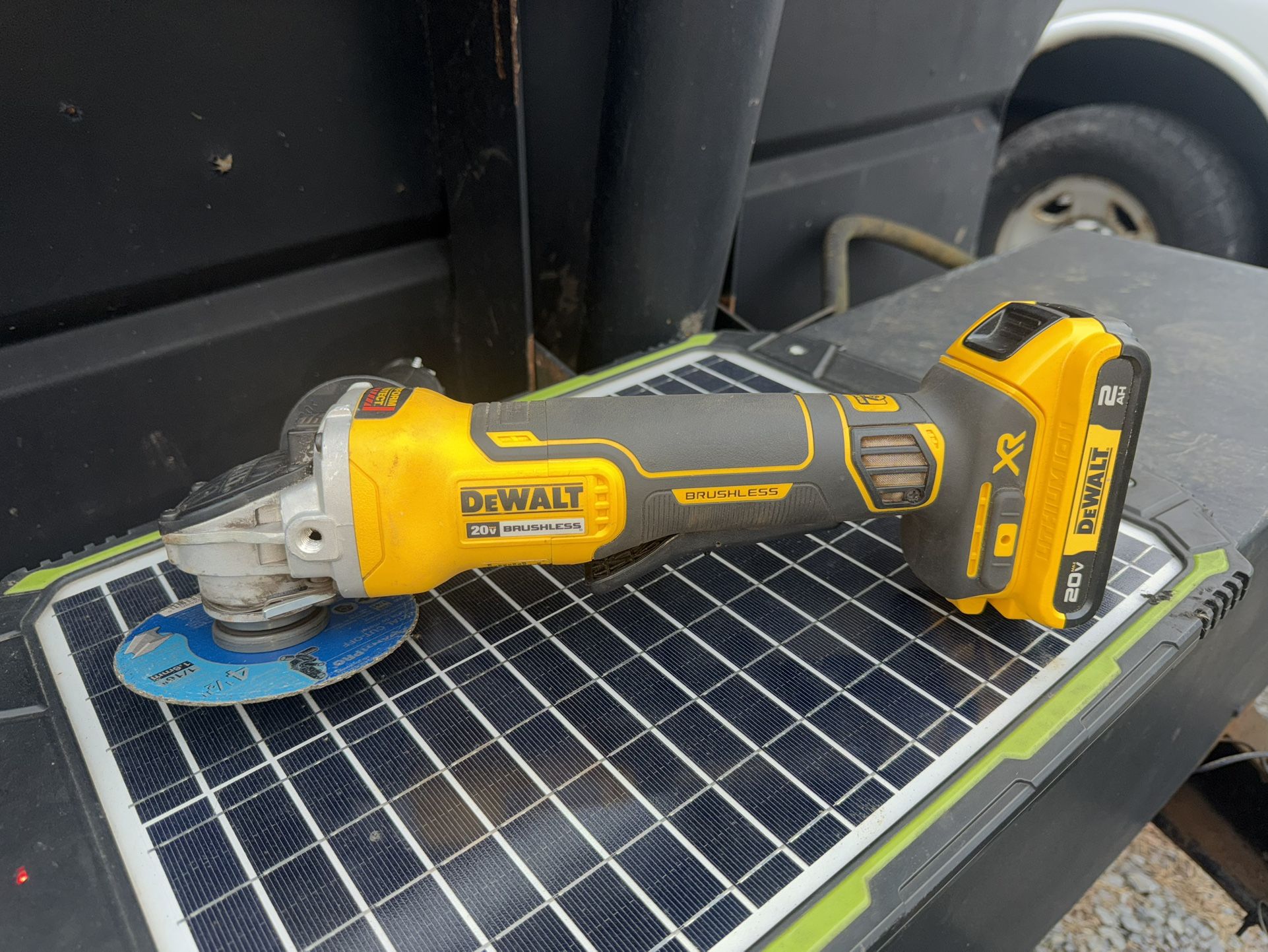 Dewalt grinder 20-Volts Max XR Brushless Cordless 4-1/2 in. 5 in(like new)(Read ad before messaging)