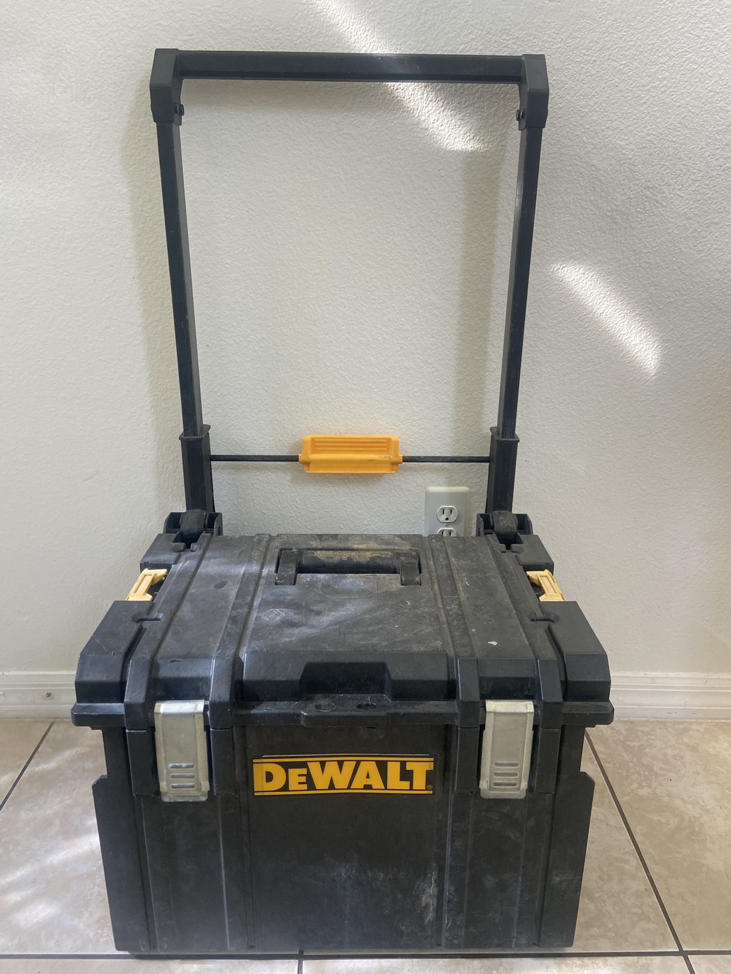 Dewalt Toughsystem 2.0 rolling tool box