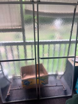 Opaque pair of shower doors