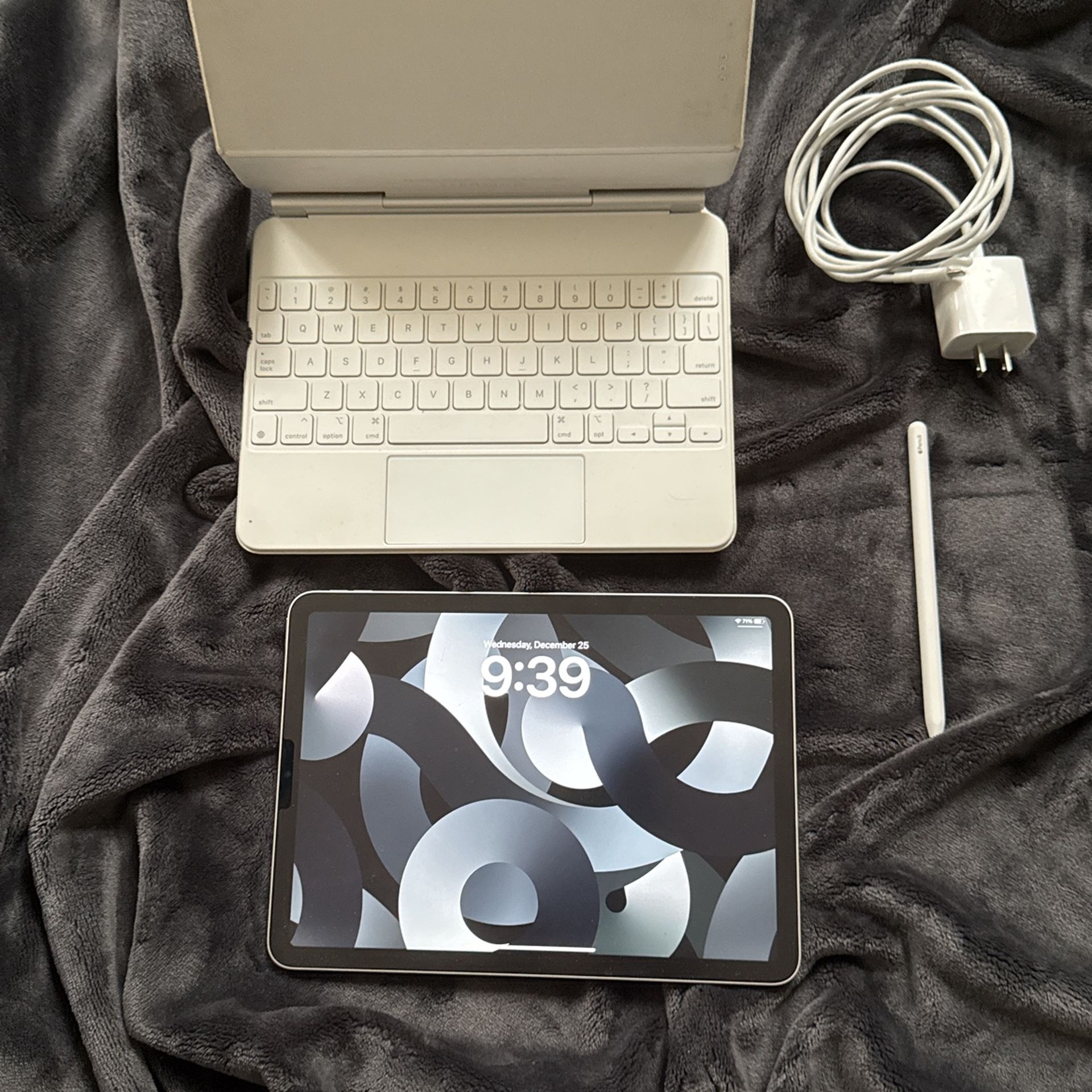 iPad Air 5 generation 64GB Apple Magic Keyboard Apple Pencil