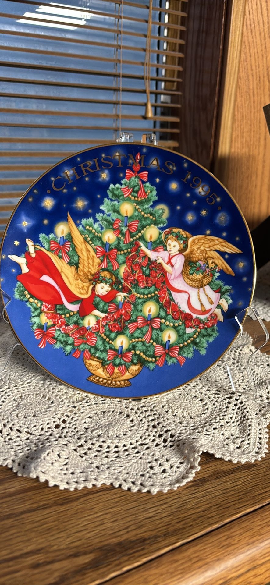 Avon collectible porcelain 8” Christmas plate “trimming the tree” 22 k gold trim Angels 1995
