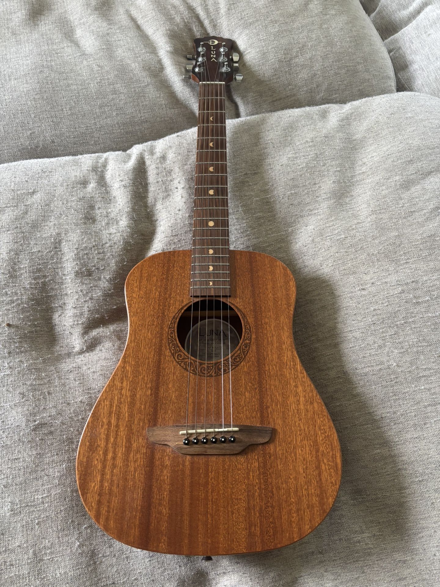 πΈ Luna Safari Muse Travel Guitar β Mahogany β Great Condition! πΈ