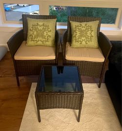 Outdoor chair and table set Like New