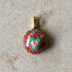 🔴 Beautiful, red, vintage Japanese Millefiori type cabochon pendant in new, gold tone setting with green floral heart
