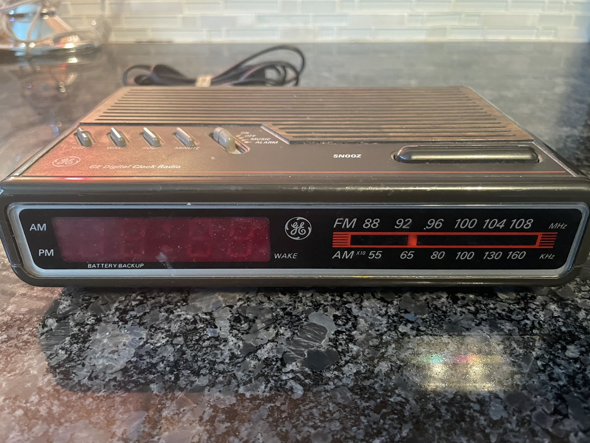 General Electric Woodgrain AM-FM Digital Clock Radio Model 7-4612A VTG Tested
