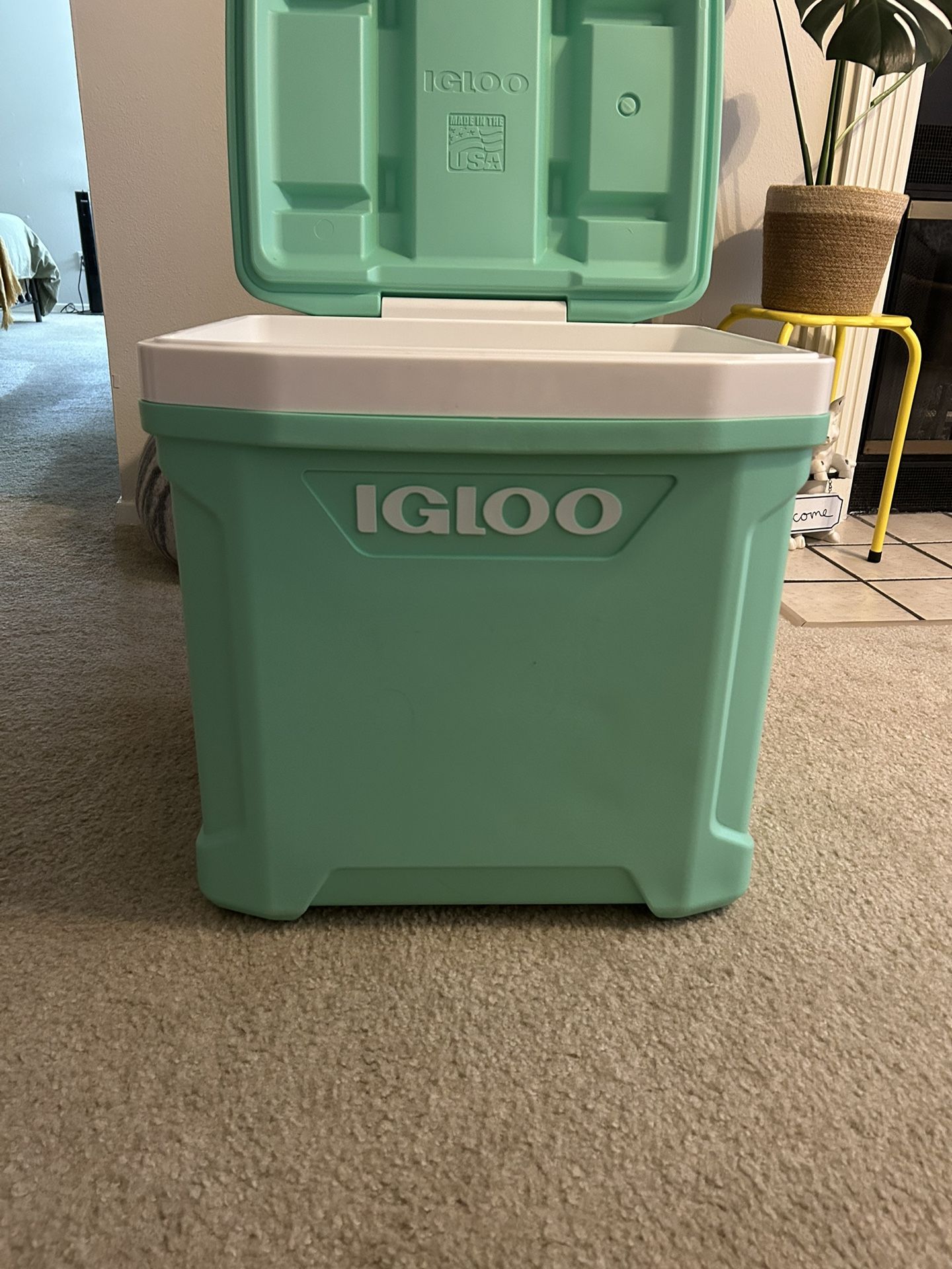 Igloo 90 qt Cooler with Cup Holders